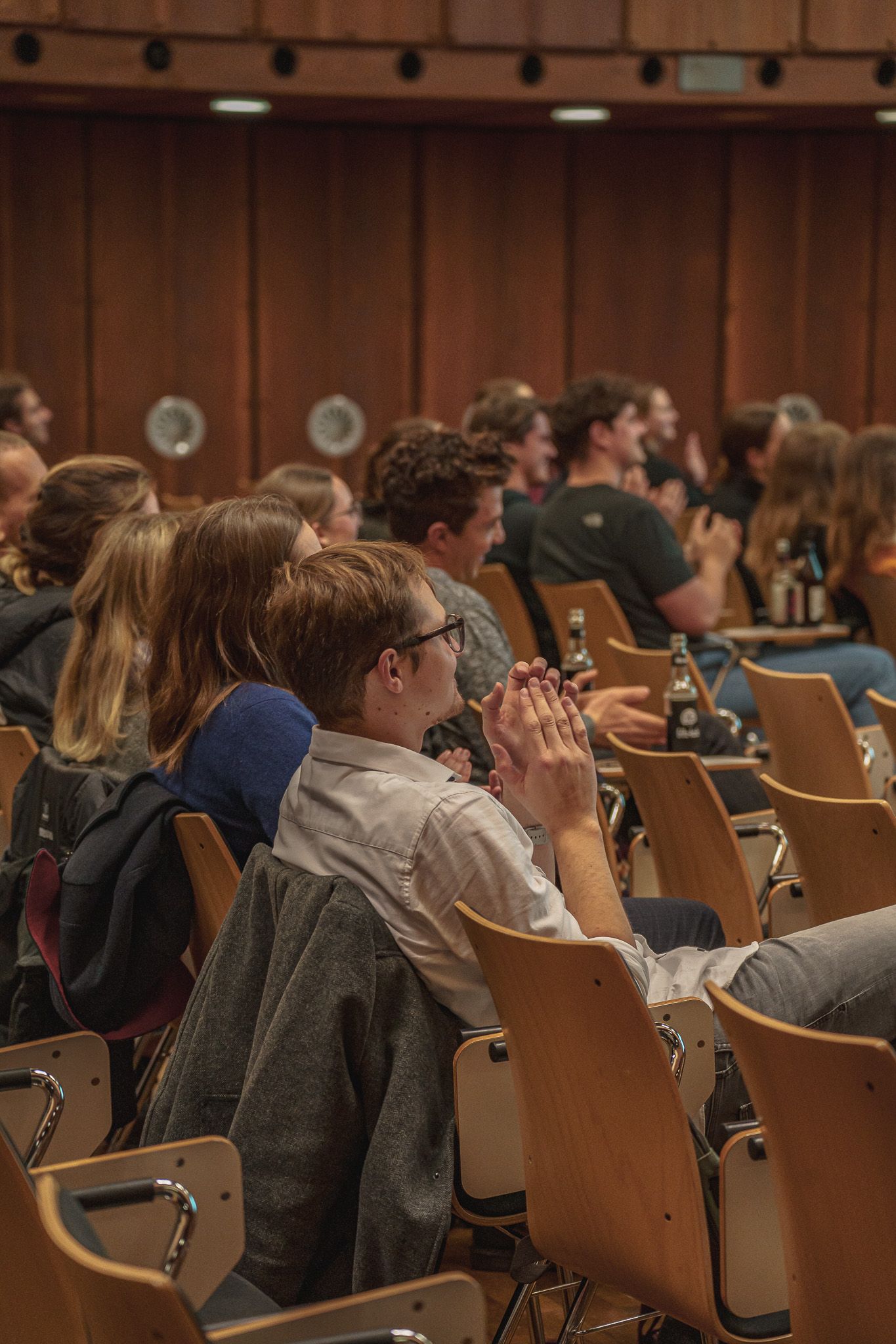 Applaudierendes Publikum bei der PowerPoint Karaoke von Fotograf Hannes Schmidt in Aachen