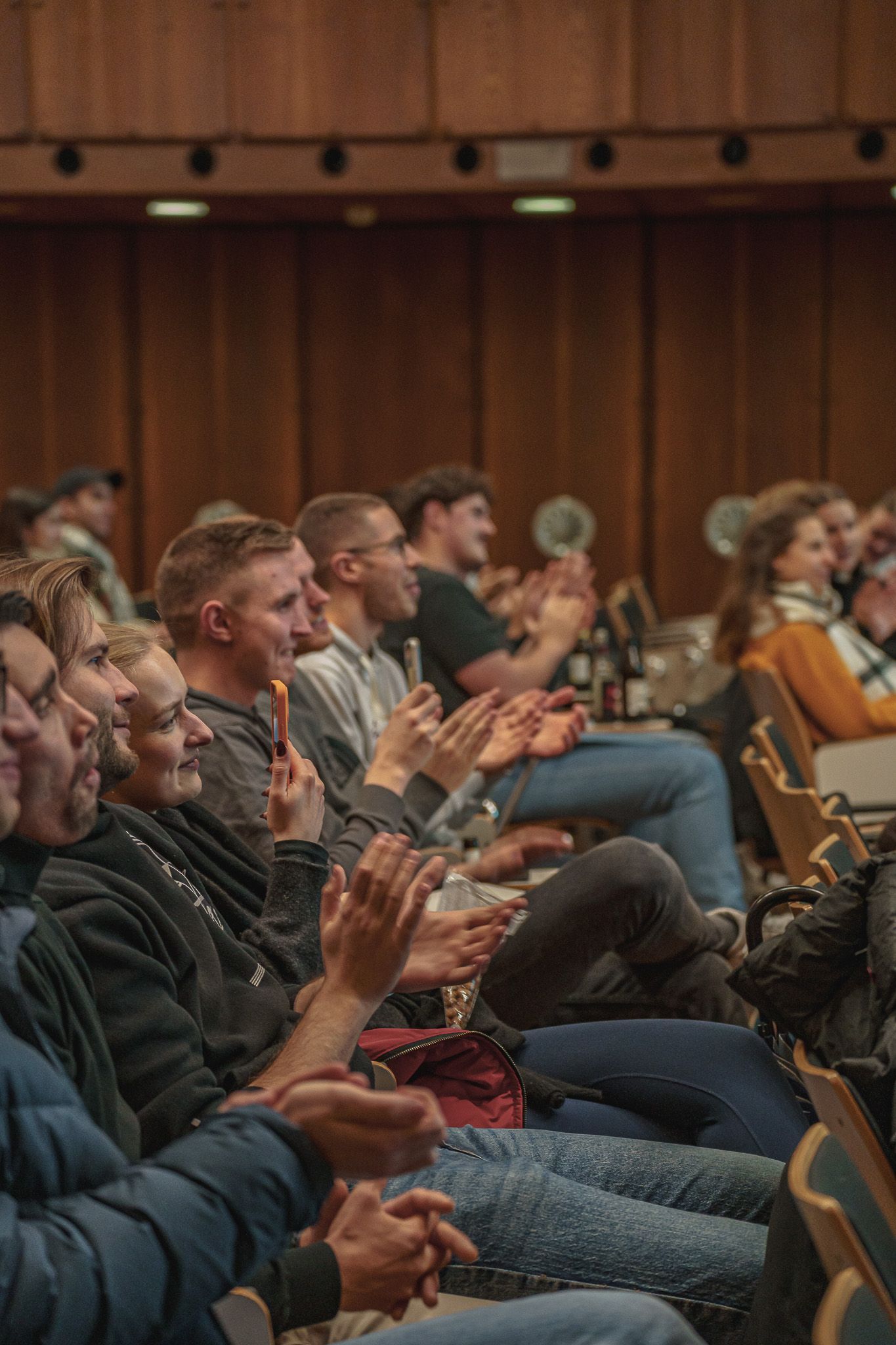 Applaudierendes Publikum bei der PowerPoint Karaoke von Fotograf Hannes Schmidt in Aachen