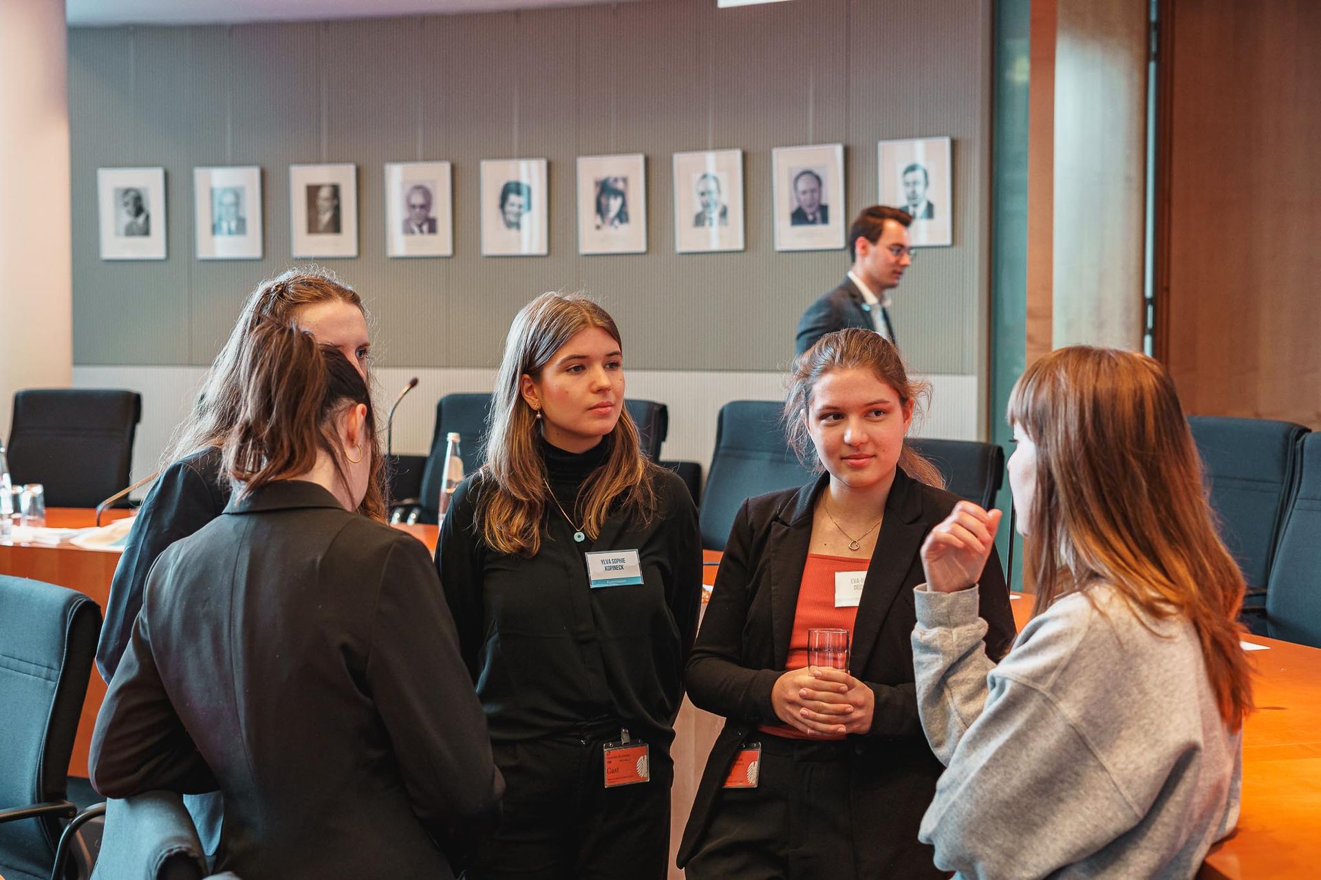 Gruppe Jugendlicher im Gespräch mit MdB, von Fotograf Hannes Schmidt in Aachen
