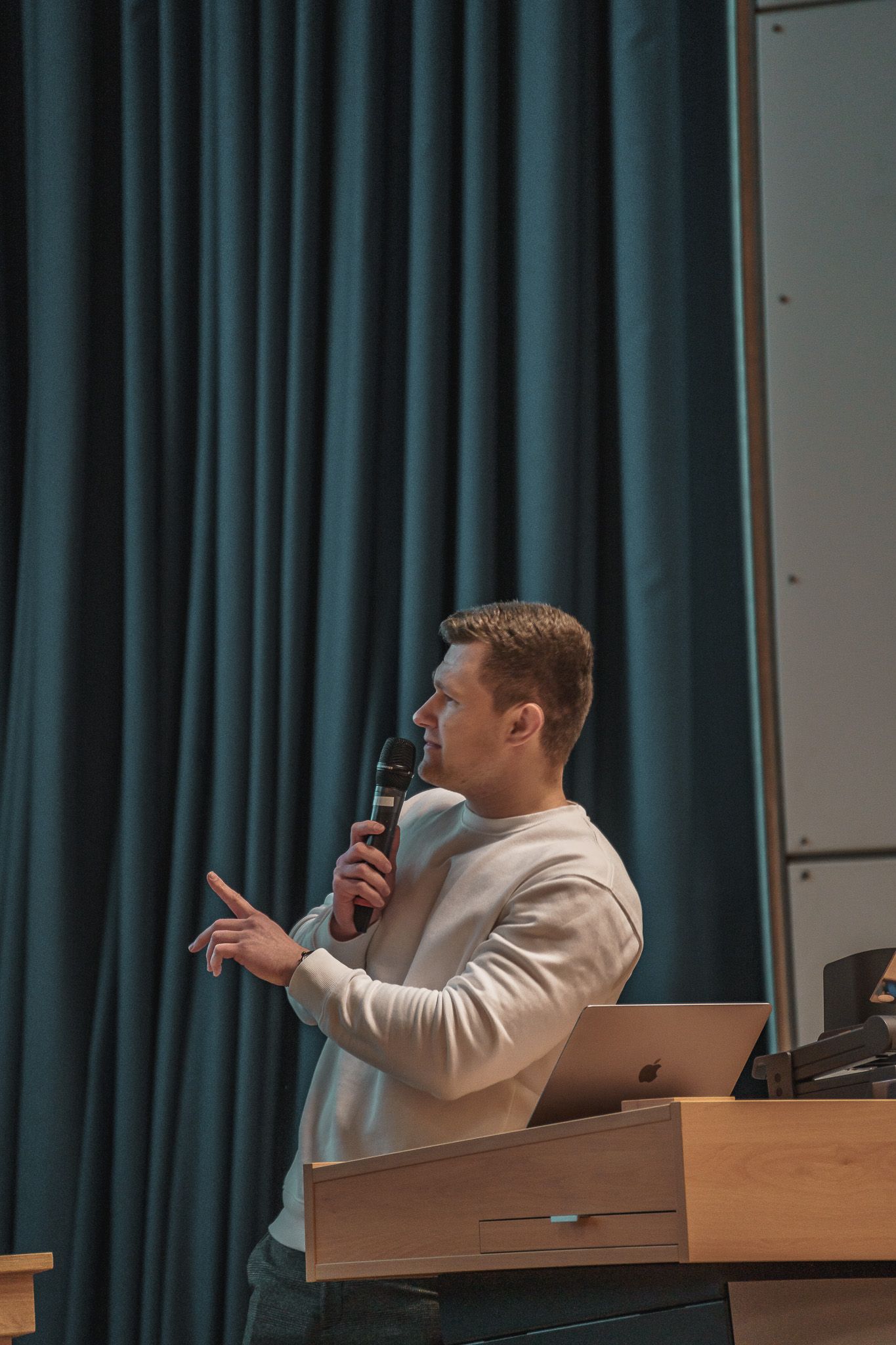 Vortragender zeigt auf Folie bei der PowerPoint Karaoke von Fotograf Hannes Schmidt in Aachen