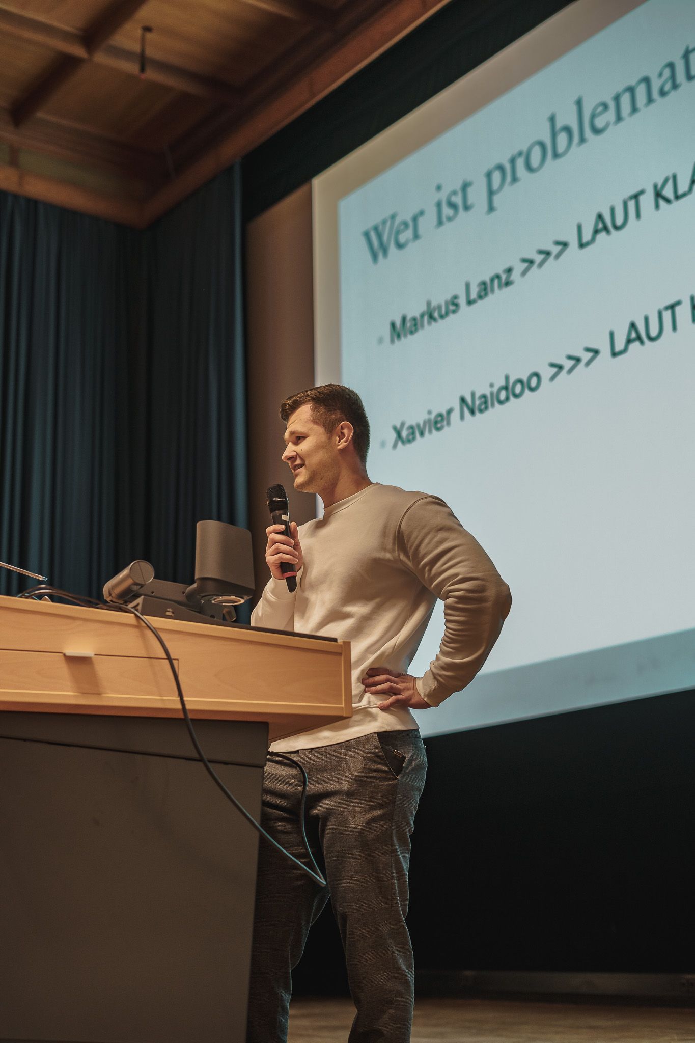 Teilnehmer beim Vortragen bei der PowerPoint Karaoke von Fotograf Hannes Schmidt in Aachen