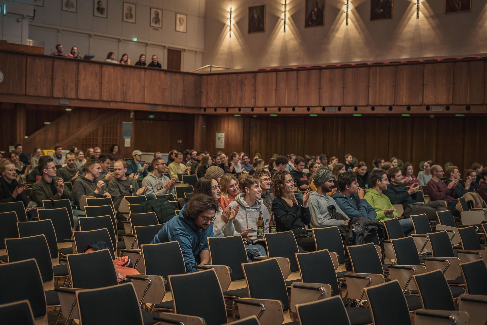 Applaudierendes Publikum bei der PowerPoint Karaoke von Fotograf Hannes Schmidt in Aachen