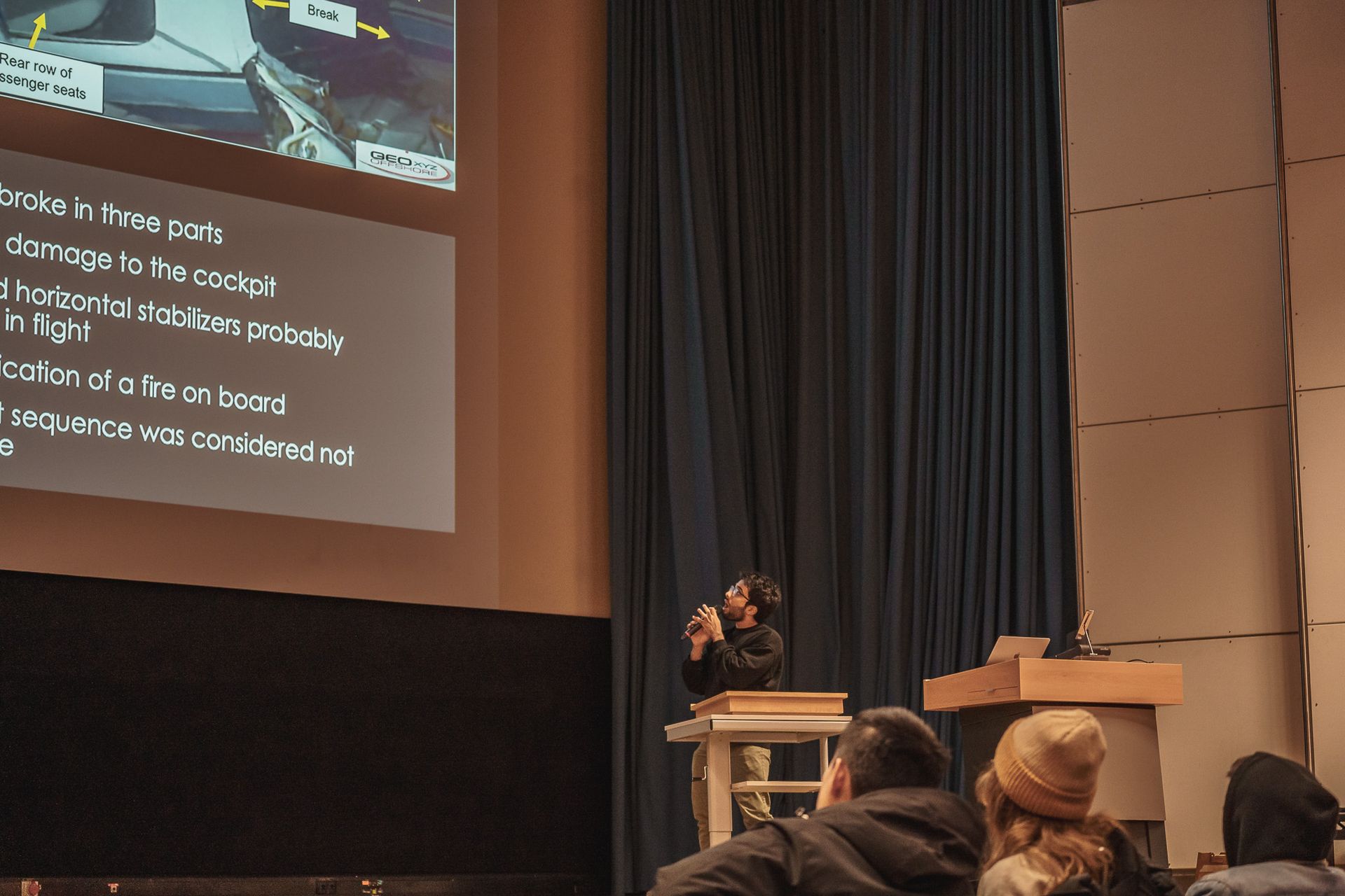 Vortrag mit Folien vor einem Publikum bei der PowerPoint Karaoke von Fotograf Hannes Schmidt in Aachen
