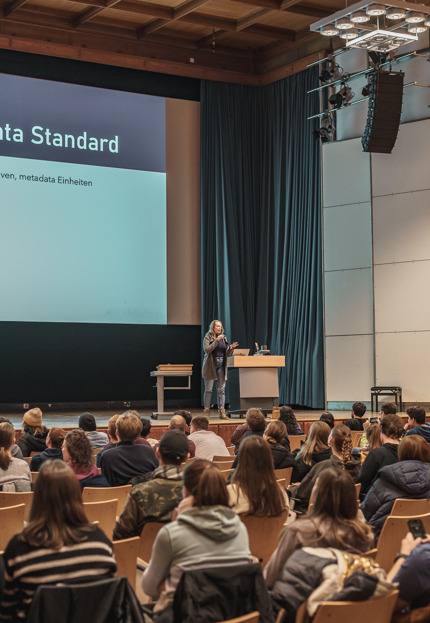 Vortragende auf der Bühne vor einem Publikum bei der PowerPoint Karaoke von Fotograf Hannes Schmidt in Aachen