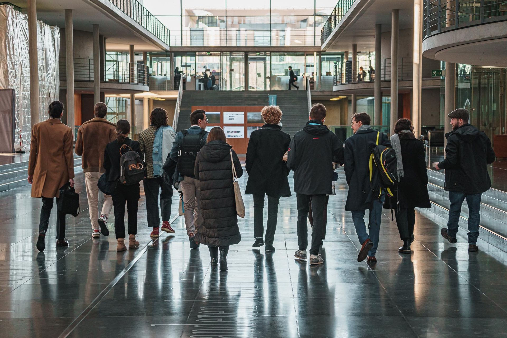 Gruppe junger Menschen, mit Rücken zur Kamera, von Fotograf Hannes Schmidt in Aachen