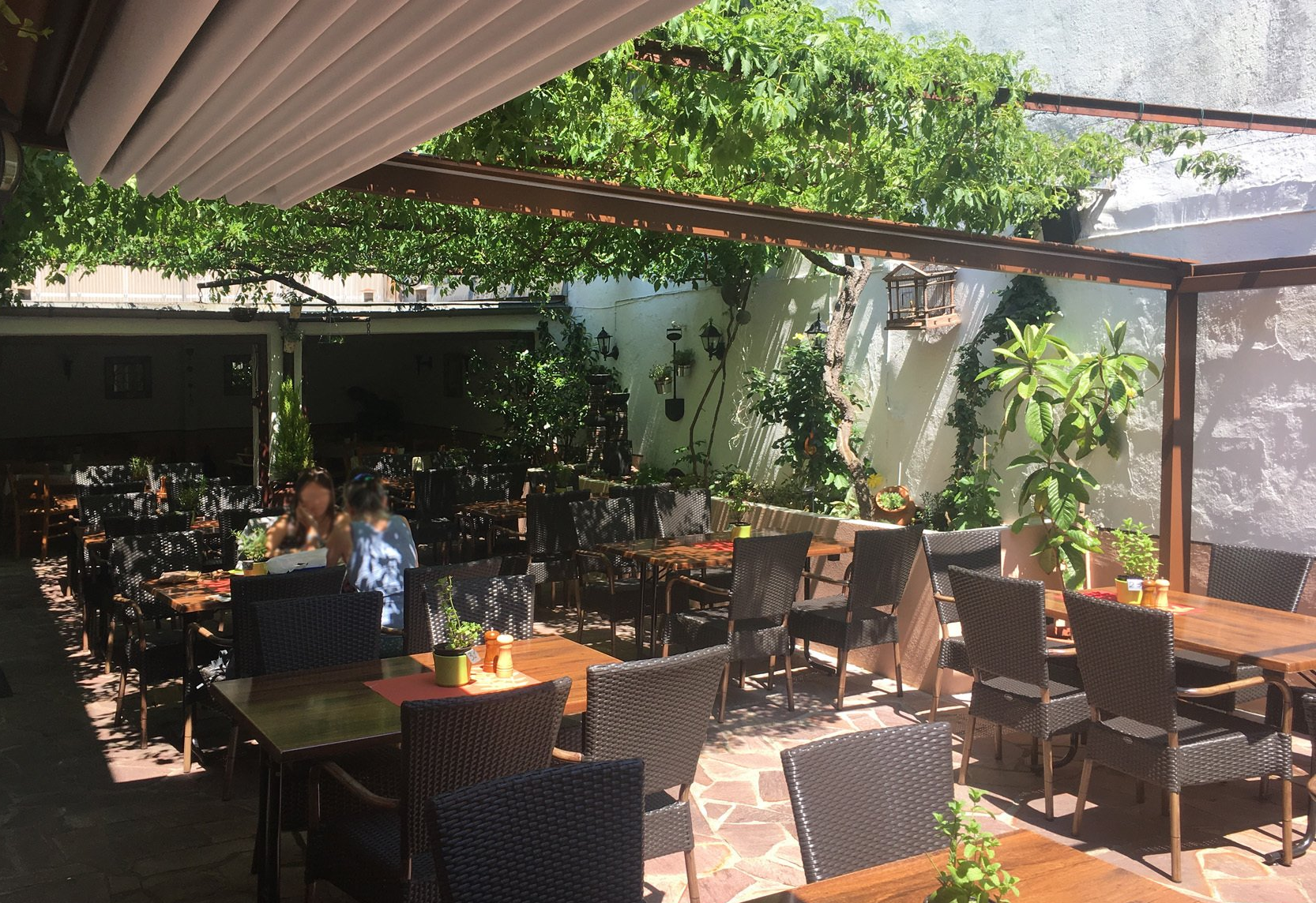 Carpaccio beergarden - Italian restaurant with closable pergola roof  in case of too strong sun or rain