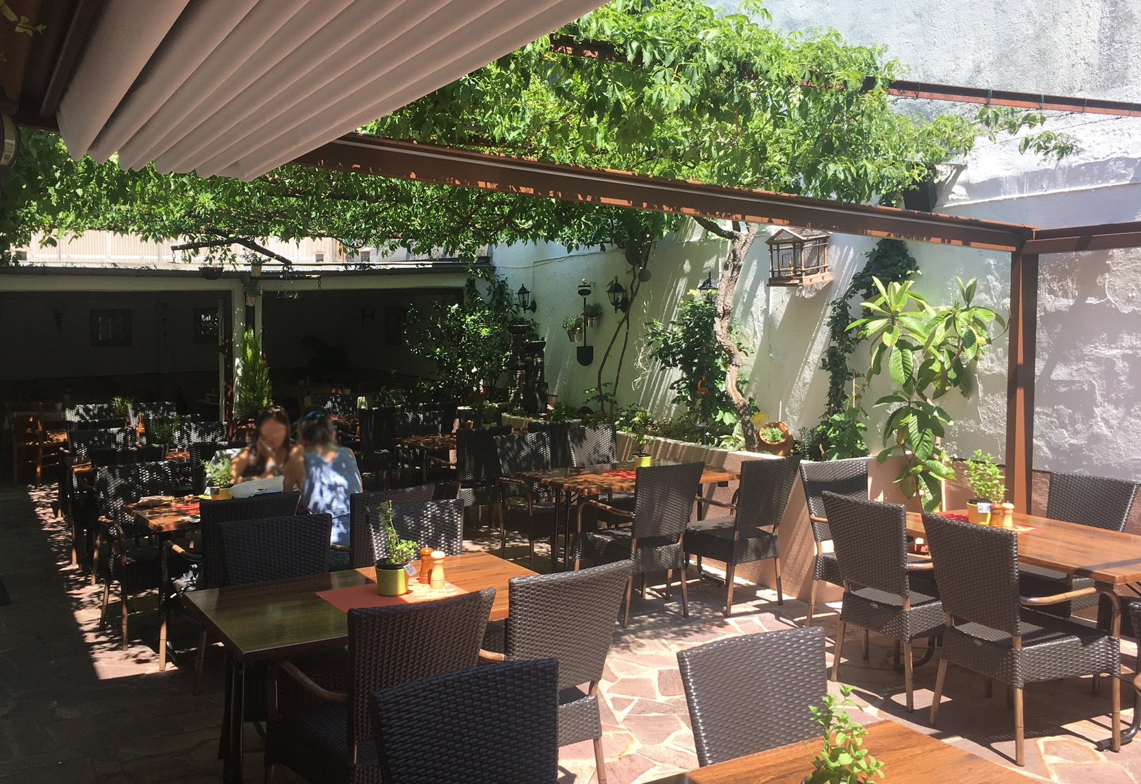 NEU - Jetzt sogar bei Regen und starker Sonne durch Markisenüberdachung bei Bedarf Einer der schönen Biergärten in der östlichen Erlanger Altstadt - Ristorante Carpaccio Erlangen
