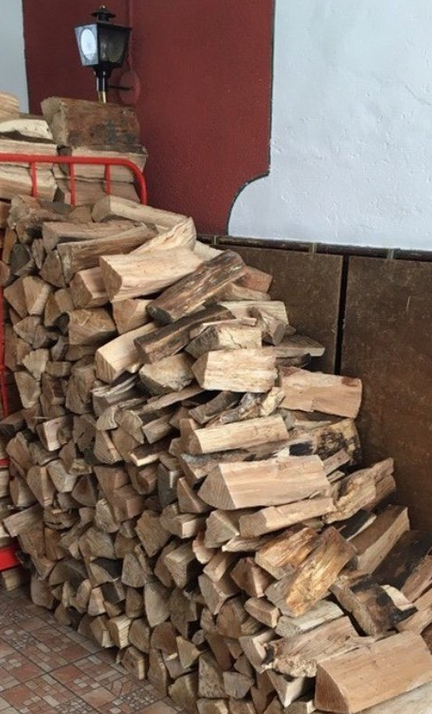 Echtes Buchenholzfeuer im Pizza-Holzofen - Für echte aromatische italienische Holzofen-Pizza