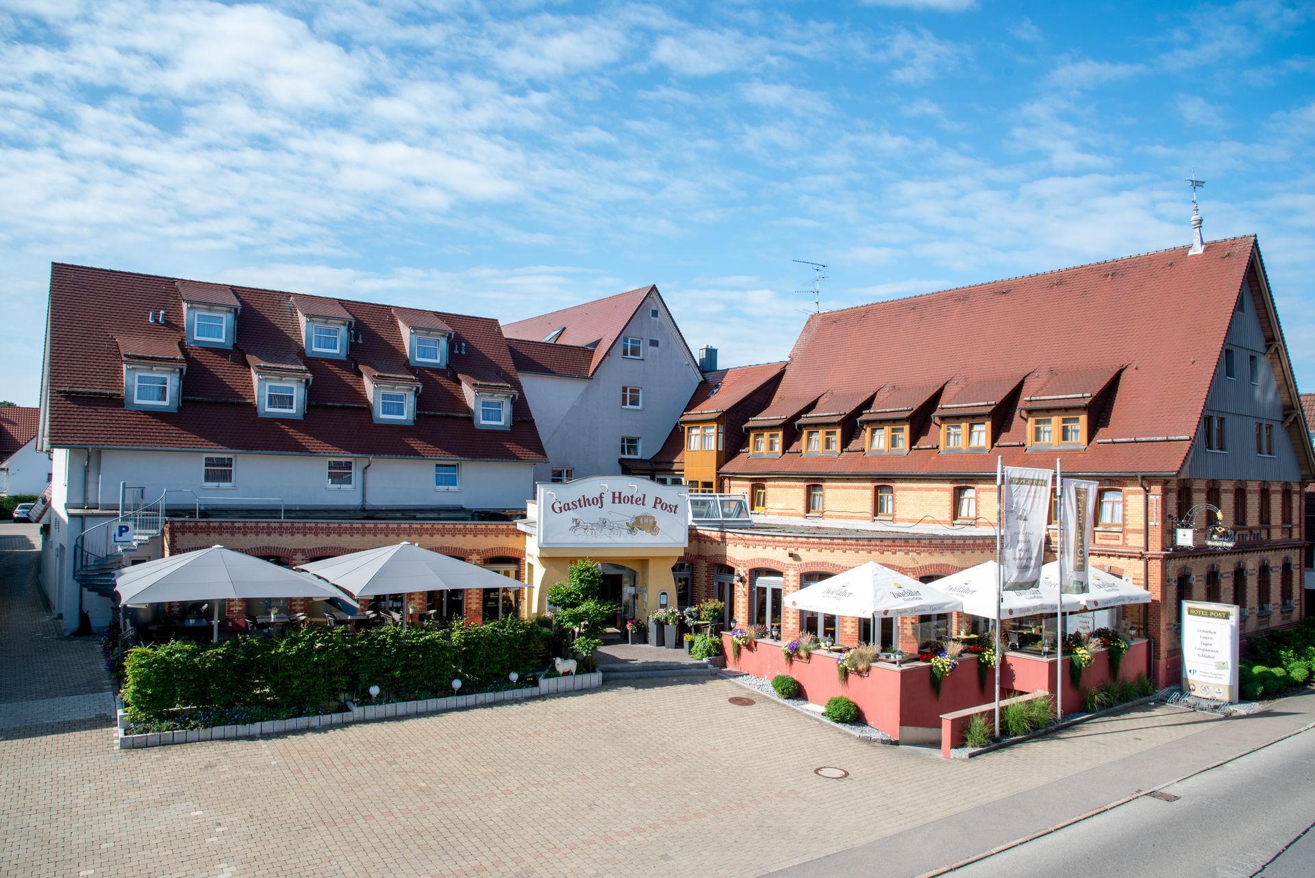 Fassade des Hotel Post mit gemütlicher Sonnenterrasse