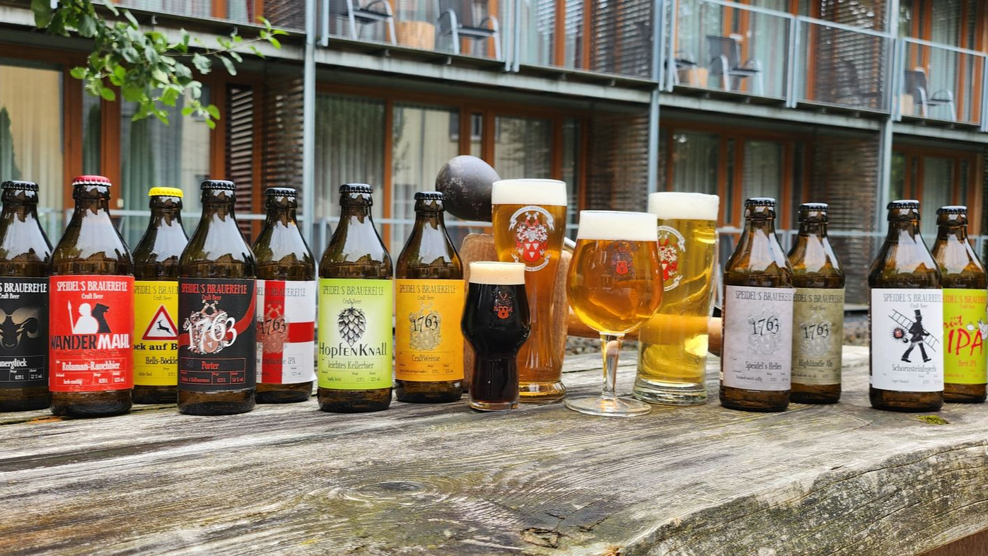 Eingangsbereich der hauseigenen Brauerei von Speidel’s BrauManufaktur mit kupferner Sudpfanne und Brauerei-Ambiente.