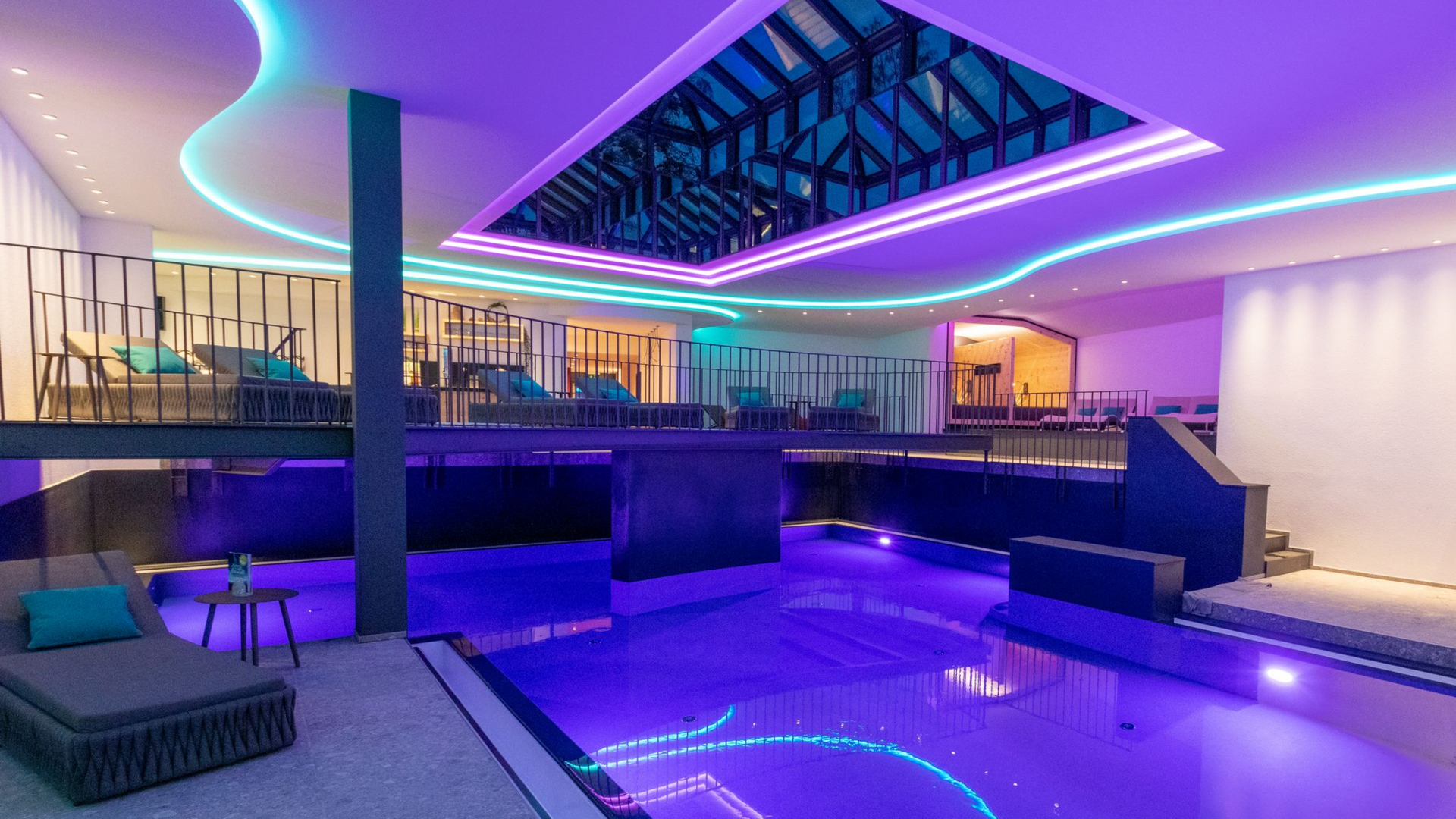 Beleuchteter Wellnessbereich mit moderner Lichtinstallation im Hotel Herrmann