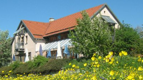 Außenansicht Landhotel Hirsch im Grünen in Mehrstetten