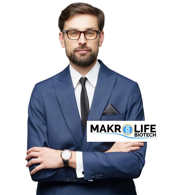 Homme en lunettes noires, chemise blanche et blazer foncé.