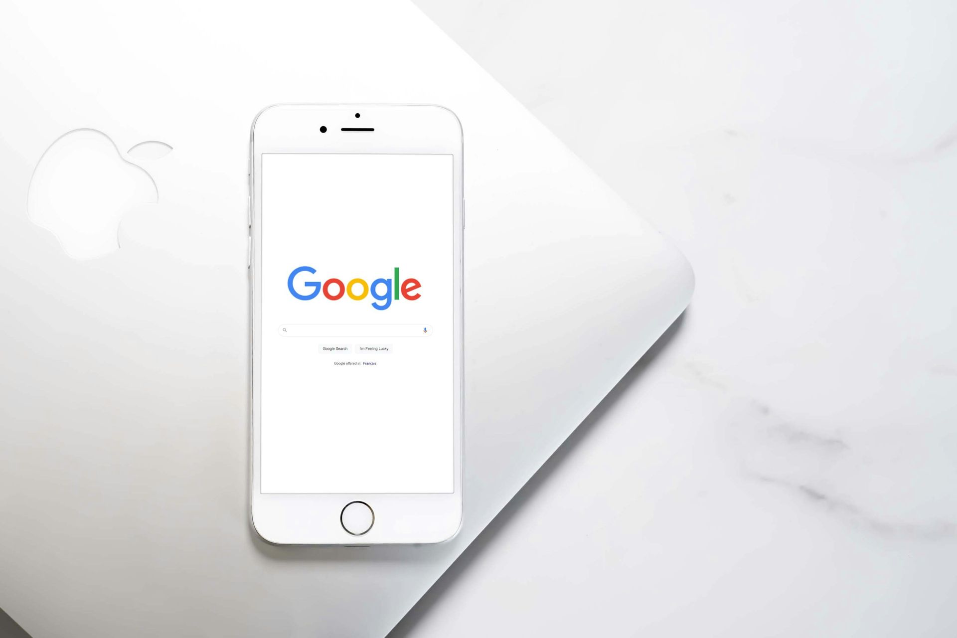 智能手机显示 Google 搜索页面,体现 Makrolife Biotech 数字化健康信息服务、全球在线科研传播与智能医疗搜索体验