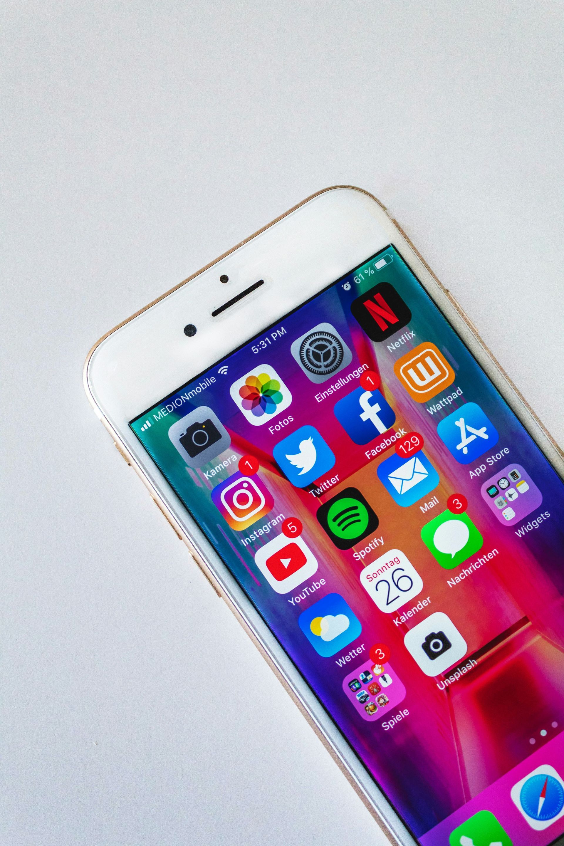 Écran de smartphone affichant plusieurs applications et réseaux sociaux.