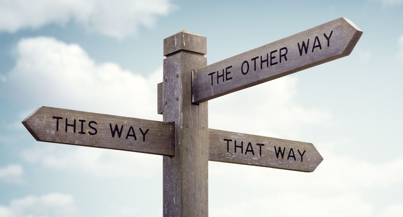 Finde Deinen eigenen Weg mit meiner Hilfe ein Wegweiser mit den Hinweisen: this way, that way or the other way, Wegbegleiter für Deinen Weg