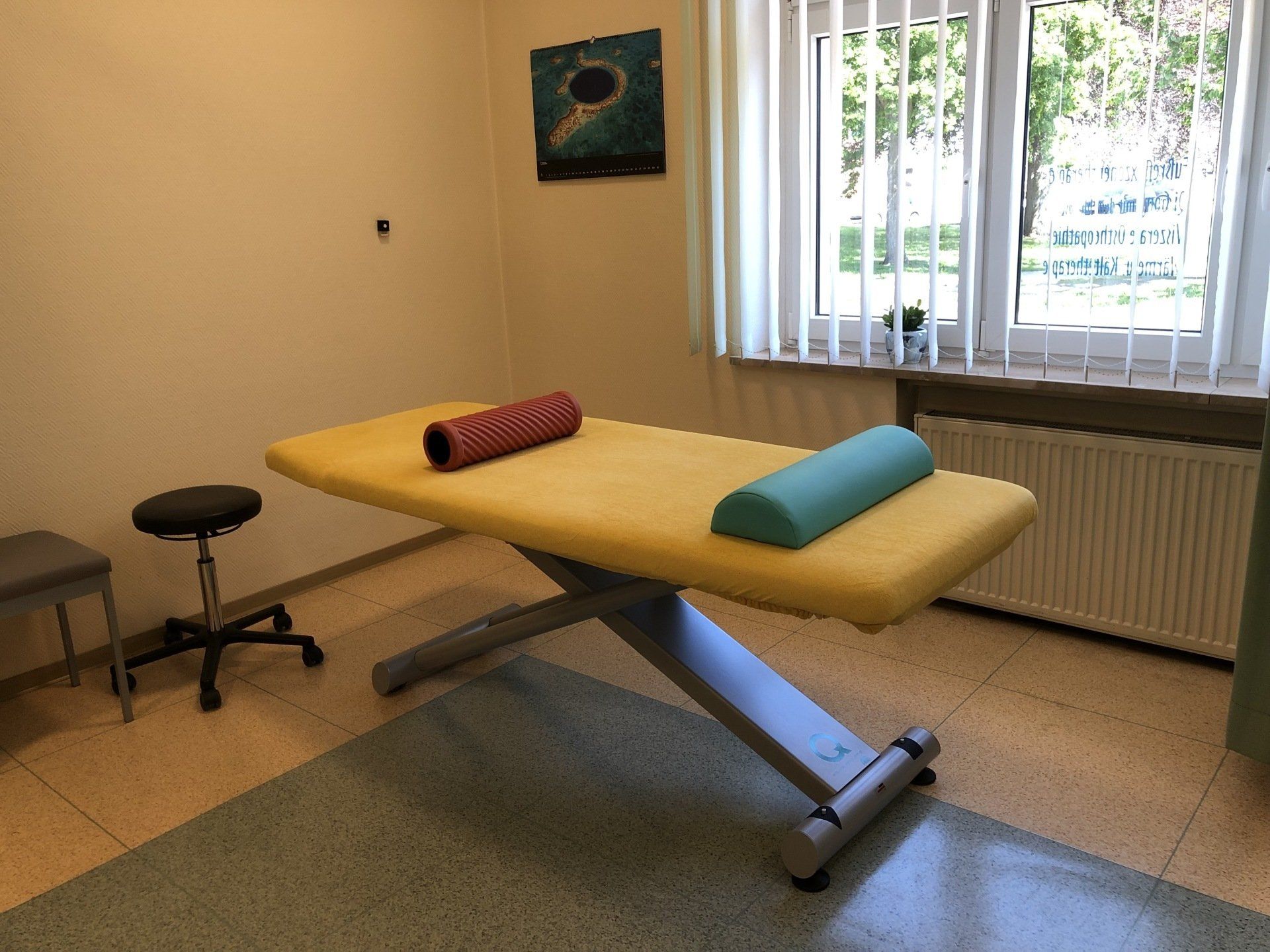 Behandlungsliege großer Behandlungsraum