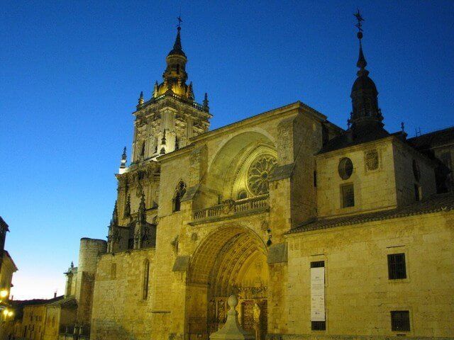 Vista de la torre barroca de la Catedral de El Burgo de Osma.