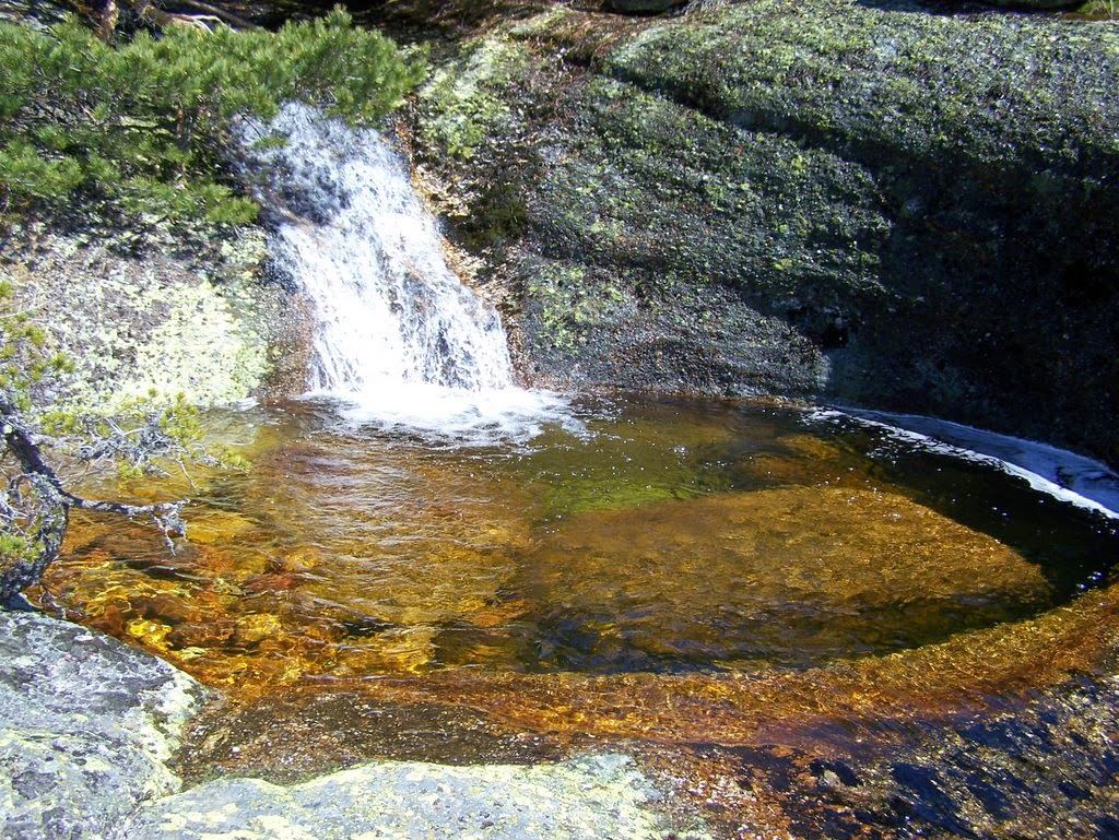 Piscinas naturales y marmitas de gigante en el paraje de Las Calderas, Burgos.