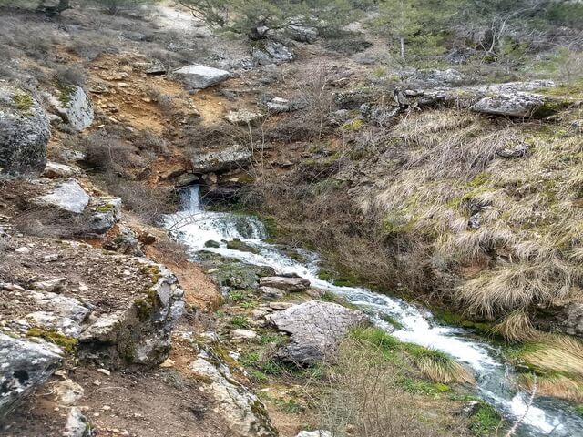Cascada tipo cola de caballo sobre rocas de musgo en el Chorrón de Cabrejas del Pinar.