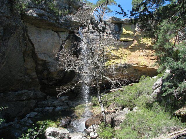 Salto de agua de la Cascada de la Chorla bajo el paraje de Castroviejo en Duruelo de la Sierra.