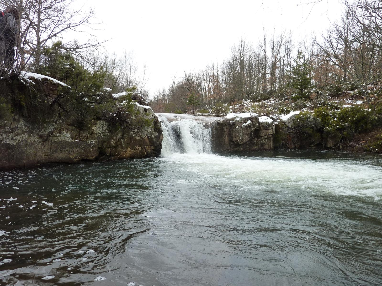 Cascada del Chorrón de El Royo en el río Razón, Soria, con su poza natural.