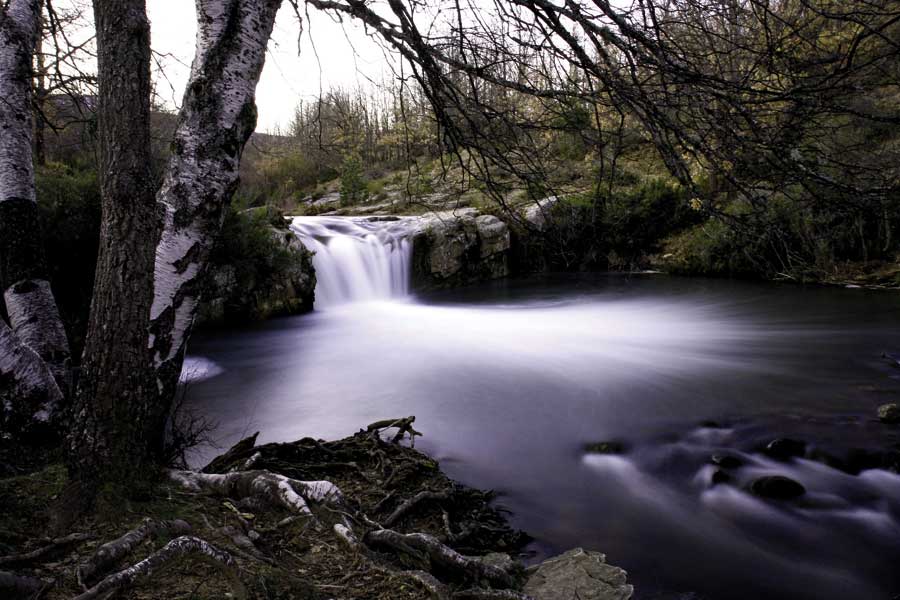 Cascada del Chorrón de El Royo en el río Razón, Soria, con su poza natural.