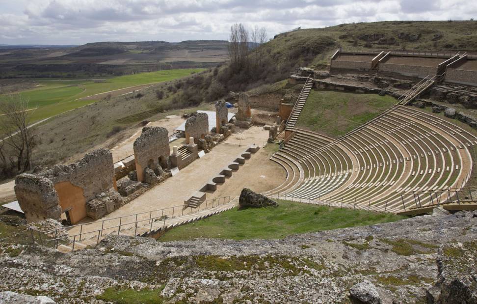 Gran teatro romano de Clunia Sulpicia excavado en la roca en Peñalba de Castro, Burgos.