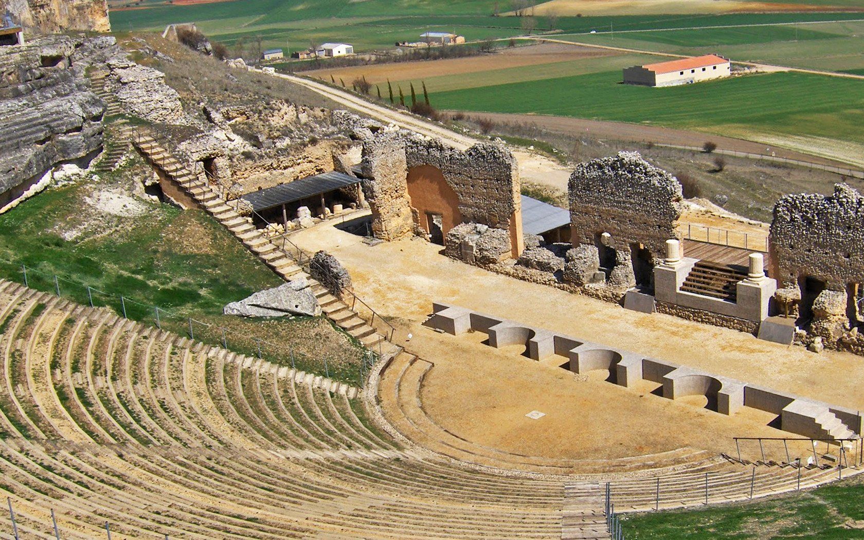 Gran teatro romano de Clunia Sulpicia excavado en la roca en Peñalba de Castro, Burgos.