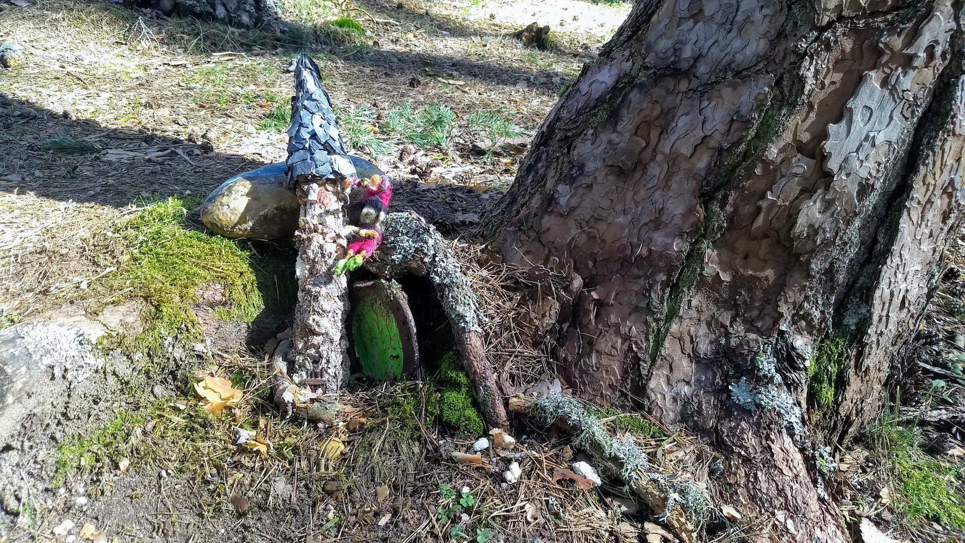 Detalle de una casa de gnomos artesanal en el Bosque Mágico de San Leonardo, Soria.