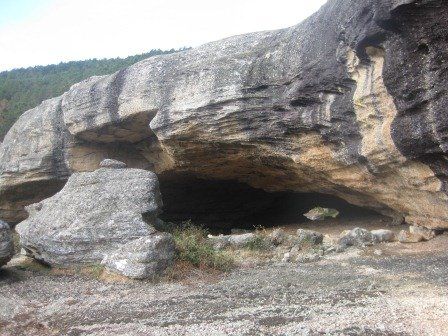 Gran portalón de entrada a Covarnantes, refugio del Cura Merino cerca de Hacinas.