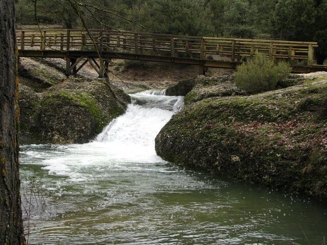 Salto de agua bajo el puente de acceso a La Fuentona