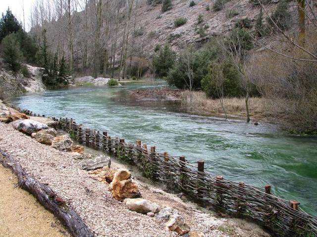 Recorrido del río Abión a su salida de La fuentona con sus aguas turquesas.