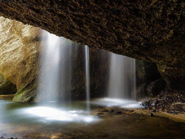 Cascada de la Mina del Médico rodeada de pinos y rocas en Covaleda, Soria.