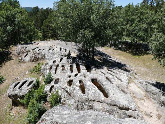 Tumbas antropomorfas excavadas en roca en la Necrópolis de Revenga, cerca de Navaleno.