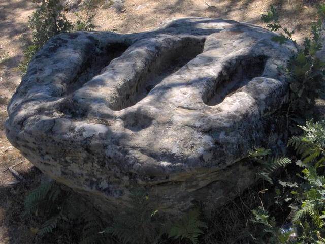 Tumbas antropomorfas excavadas en roca en la Necrópolis de Revenga, cerca de Navaleno.