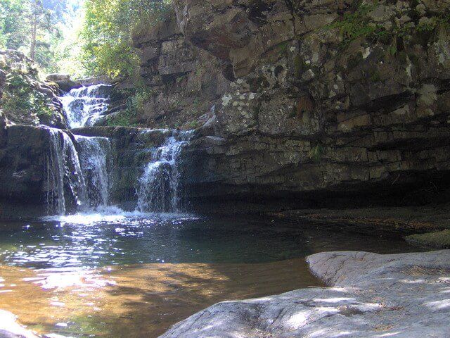 Saltos de agua y cascadas de Puente Ra en el Parque Natural de la Sierra de Cebollera.