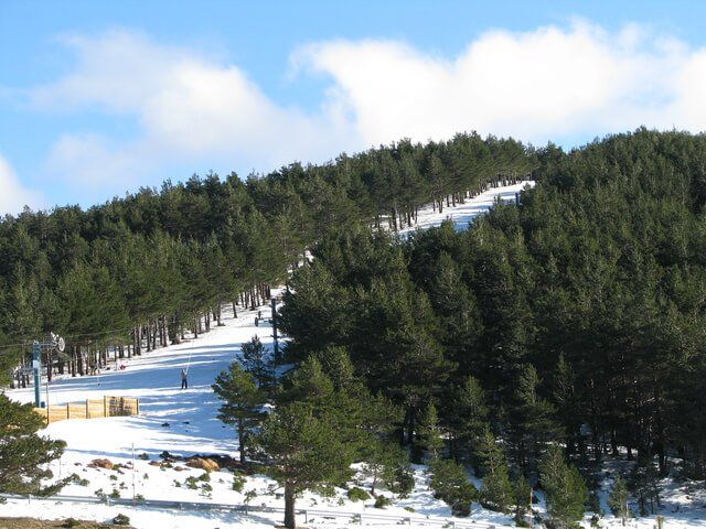 Pista de esquí alpino en el Punto de Nieve Santa Inés, Soria.