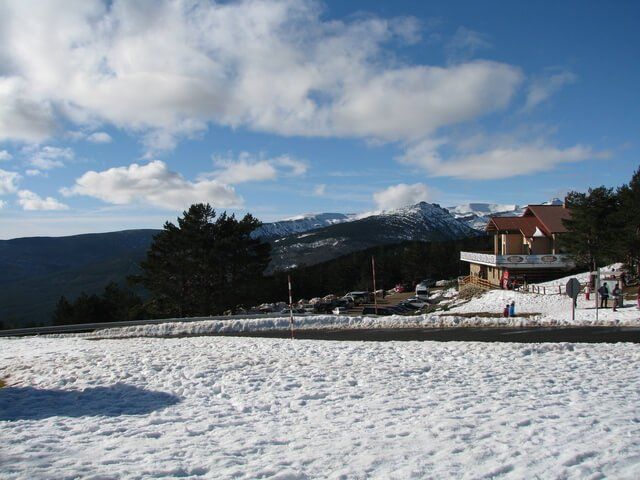 Pistas de esquí y paisajes nevados en el Punto de Nieve Santa Inés, Soria.