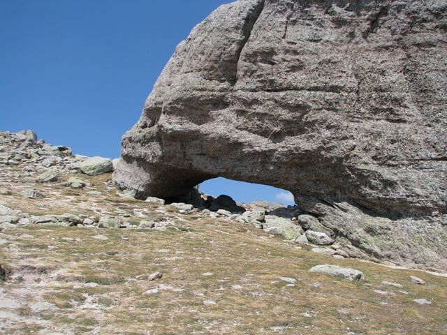Arco de roca natural conocido como el Ojo de Urbión cerca de la cumbre.
