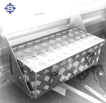 Alle Stauboxen für die Deichsel sind durch eine Dichtung Regen geschützt. Auch Spritzwasser wird durch die umlaufende Deckelfalz abgehalten