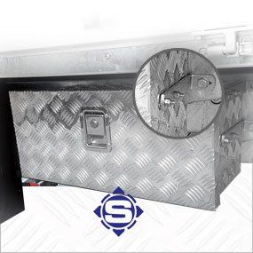 LKW Stauboxen / Unterbauboxen mit optional erhältlichem Befestigungsset LKW Unterbauboxen / Unterflurboxen oder auch Stauboxen genannt, nutzen den Platz unter dem LKW Unterbau.