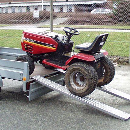 Leichte gerade oder gebogene Auffahrrampen eignen sich für Aufsitzrasenmäher, Quads & Motoräder