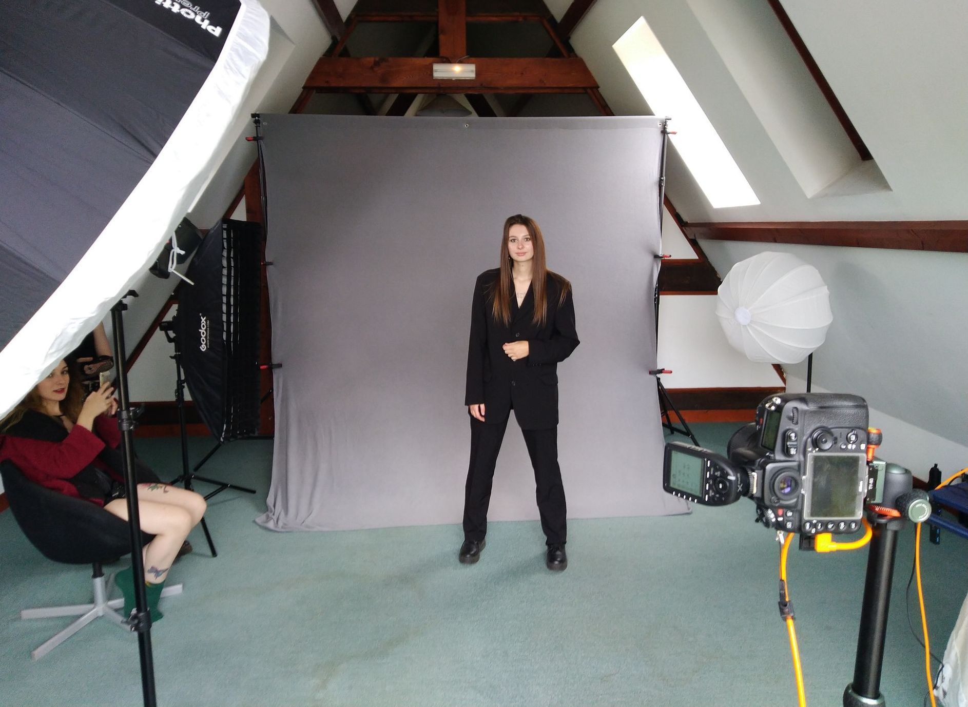 Emilie Genelle KNL posant au studio photo le trigone