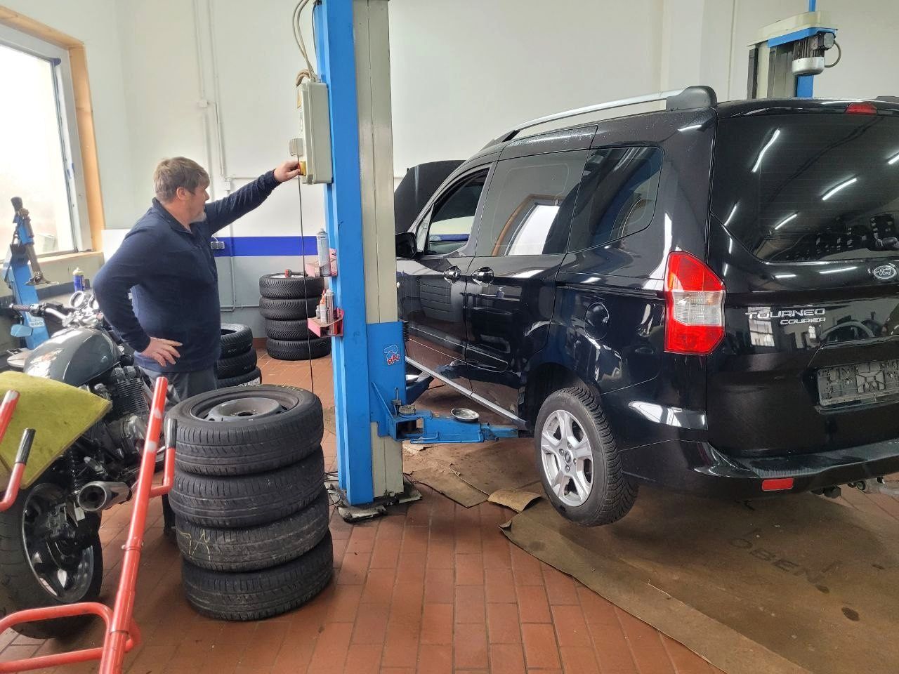 Ihr Auto bei uns in besten Händen Autohaus Sedlmeier - Autoreparatur, Reifenwechsel, Tüv HAU/AU