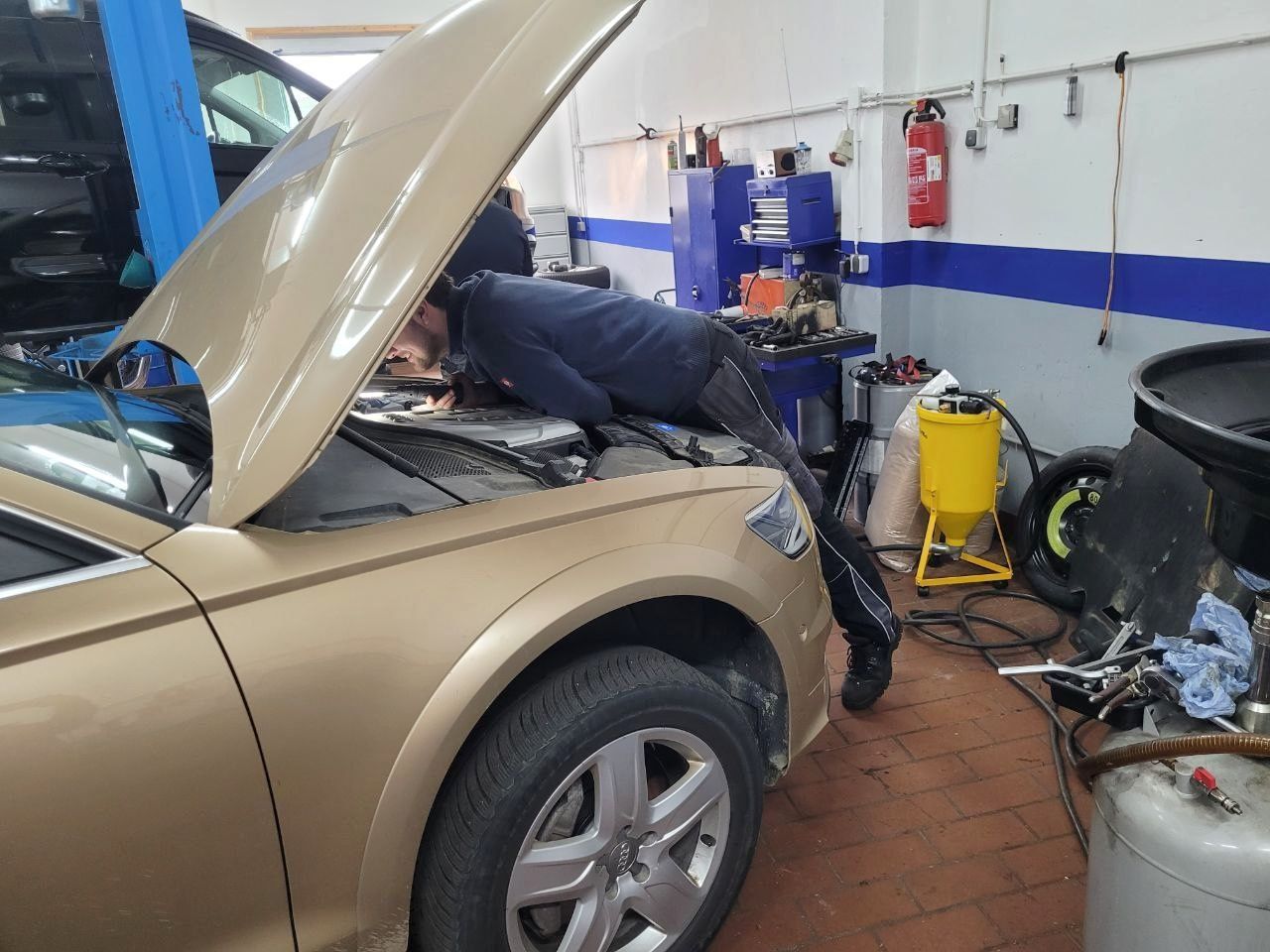 Unser Service für ihr Auto Autohaus Stefan Sedlmeier - Reperatur, Steinschlag, Autogasumrüstung, Reifenservice und eigene Tankstelle.