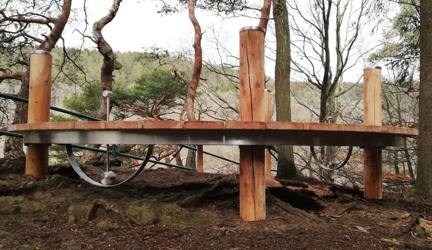 Edelstahlkonstruktion für runde Sitzbank