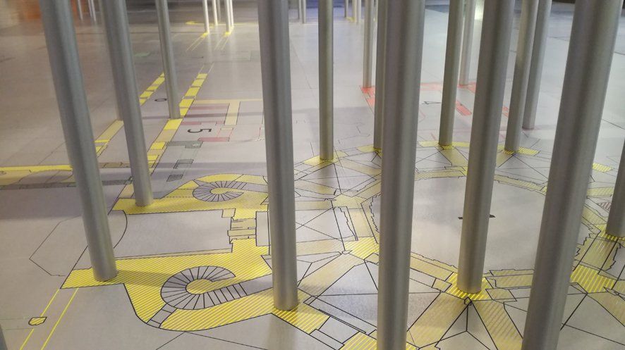 Bodengrafik mit Lasergravur für Stadtmodell im Aachener Stadtmuseum.