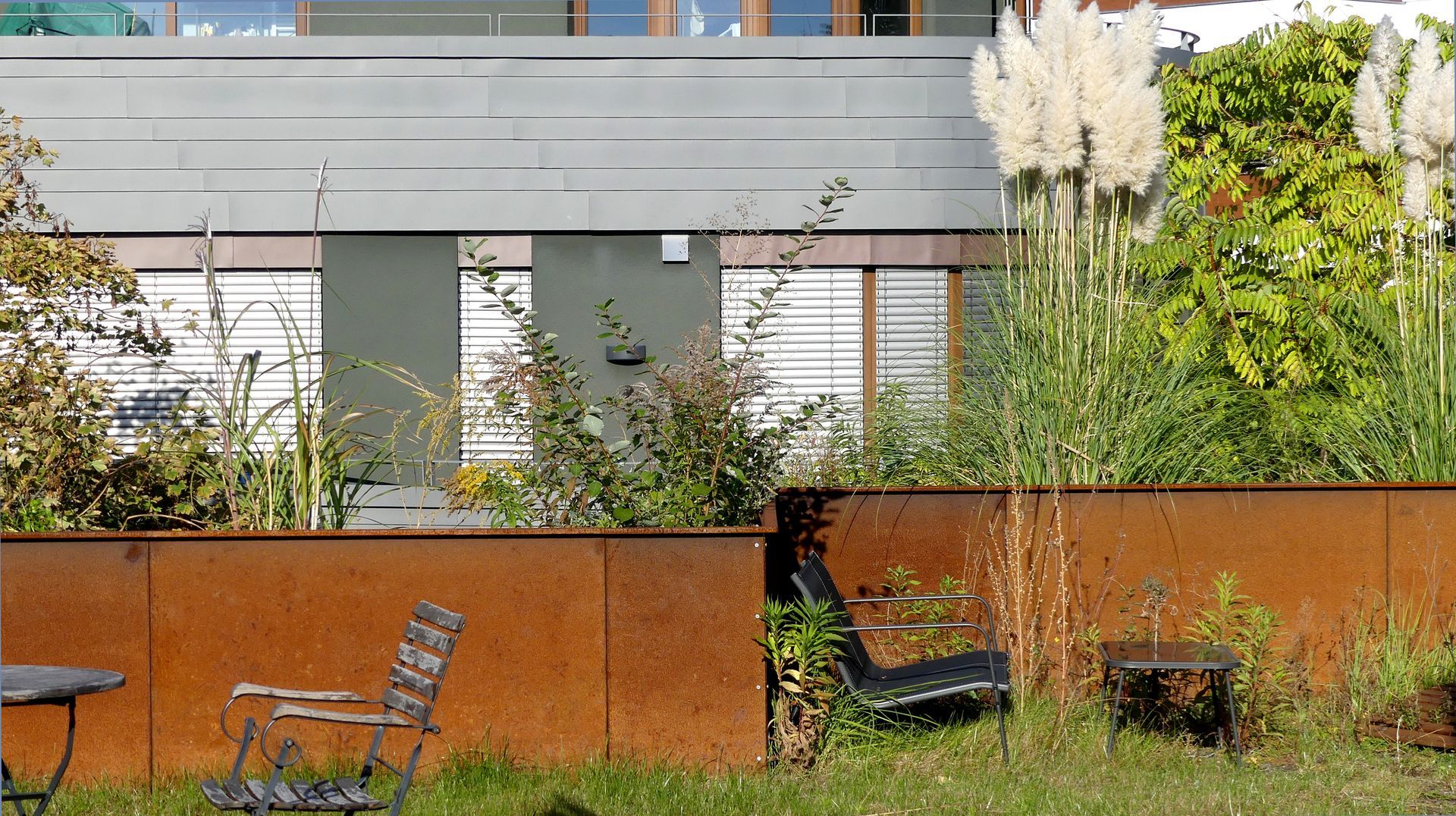 Hochbeetmodule TERENO bilden den Rahmen für die Dachterrasse.