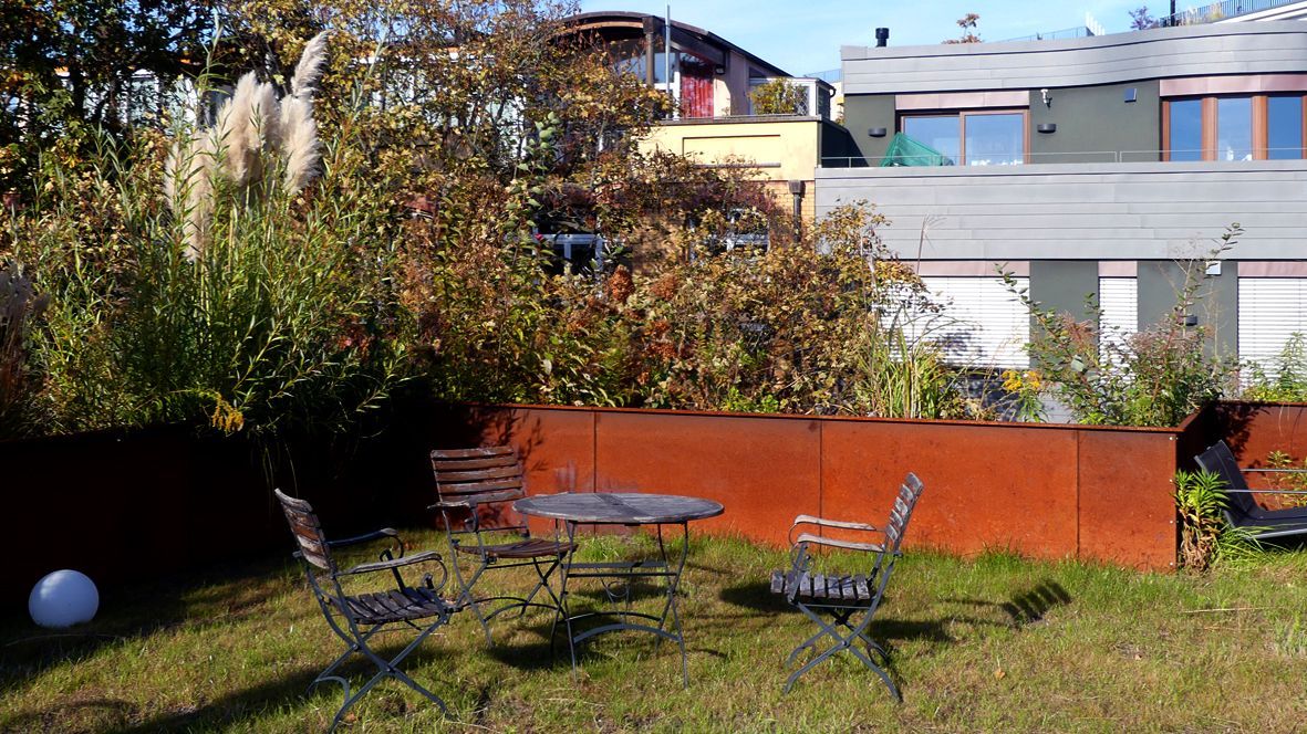 Hochbeetmodule TERENO bilden den Rahmen für die Dachterrasse.